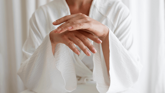 Femme portant un peignoir blanc et montrant ses ongles courts