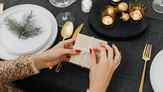 Mains de femmes portant des ongles de Noël 