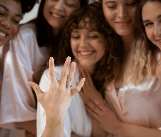 Photo de cinq femmes le jour du jour j de ma mariée montrant sa bague et ses ongles roses, image de collection de faux ongles mariage