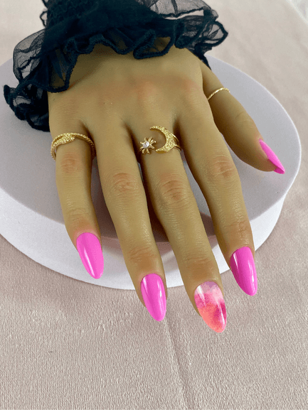 Ensemble de faux ongles réutilisables, de couleur rose fluo, avec un nail art effet marbré fumé rose et une forme amande.