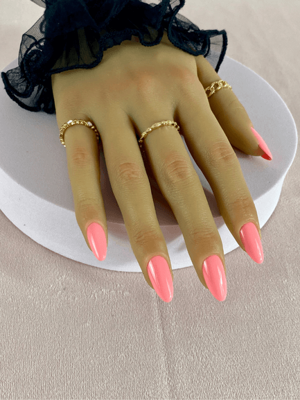 Kit de faux ongles réutilisables avec une couleur rose bonbon, de forme amande.