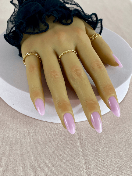 Ensemble de faux ongles réutilisables avec une couleur rose pastel et finition brillante, en forme d'amande.