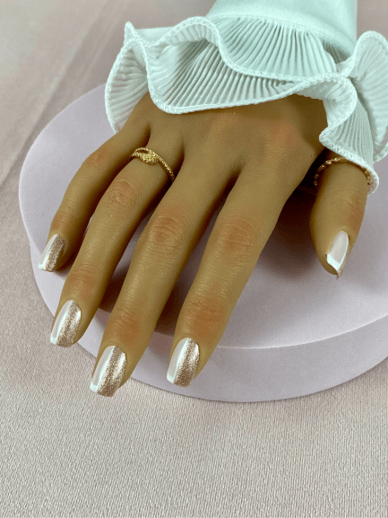 Faux ongles réutilisables, nude et doré, avec une demi French manucure de forme carrée pour une manucure de Noël.