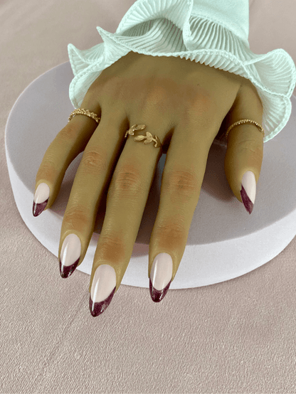 Ensemble de faux ongles réutilisables à coller avec des adhésifs avec une French manucure violette pailleté, en forme d'amande, pour un style moderne et glamour.