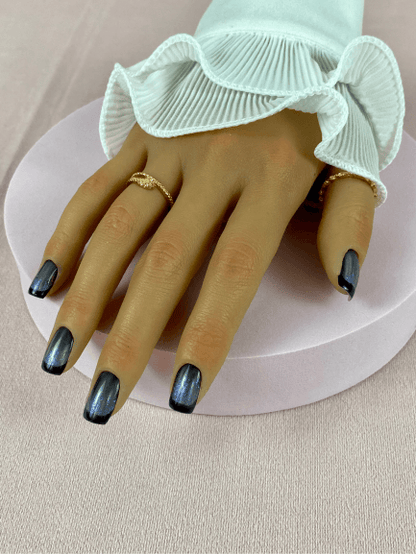 Ensemble de faux ongles réutilisables avec des dégradés bleus et argentés, French manucure noir, en forme de carré court, pour un style moderne et festif.