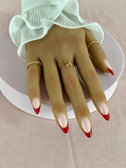 Ensemble de faux ongles réutilisables, de couleur nude avec French manucure rouge, finition brillante et forme amande.