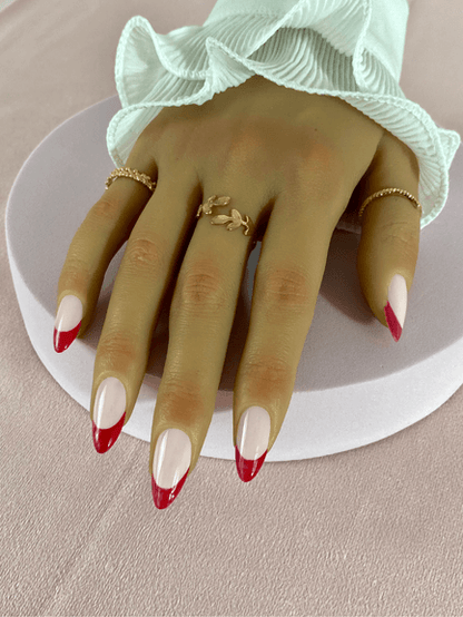 Kit de faux ongles réutilisables à coller à l'aide d'adhésifs avec des designs variés, incluant une French manucure de deux couleurs rose et rouge, finition brillante en forme d'amande.