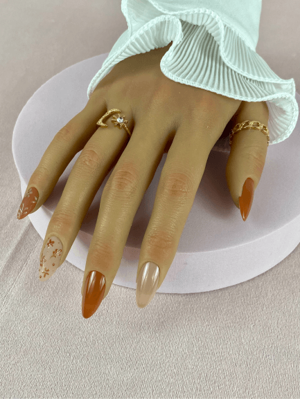 Faux ongles réutilisables, couleur nude, caramel, en forme d'amande, avec un fini brillant et nailart floral pour un look d'automne et naturel.