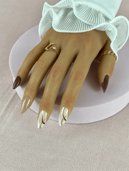 Faux ongles réutilisables, marron et longs, forme amande avec deux nailart abstraits des lignes marron et blanc, pour une manucure audacieuse et chic pour cet automne.