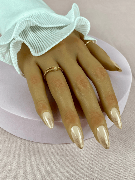 Faux ongles réutilisables, couleur nude, en forme d'amande, avec un fini brillant pour un look de fêtes de fin d'année.