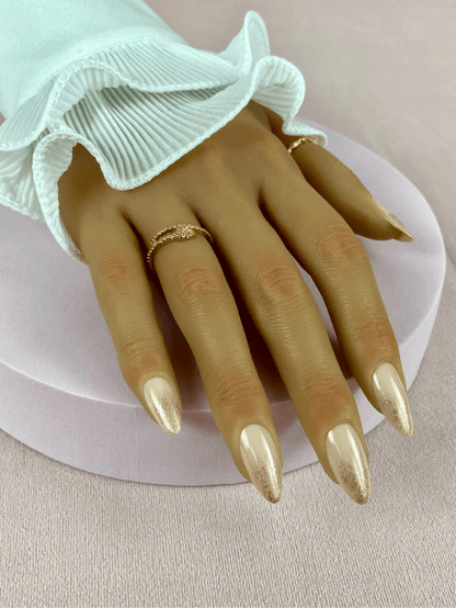 Faux ongles réutilisables, couleur nude, en forme d'amande, avec un fini brillant pour un look de fêtes de fin d'année.