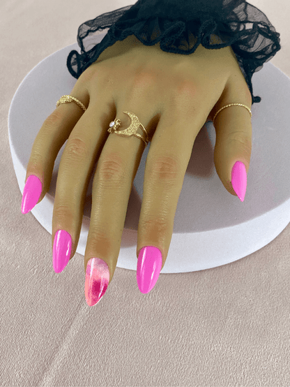 Ensemble de faux ongles réutilisables à coller à l'aide d'adhésifs, de couleur rose fluo, avec un nail art effet marbré fumé rose et une forme amande.