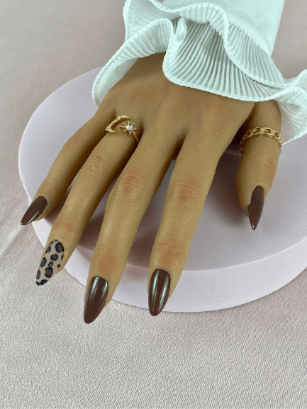 Faux ongles réutilisables, marron chocolat et longs, avec un motif leopard pour une manucure d'automne et chic.