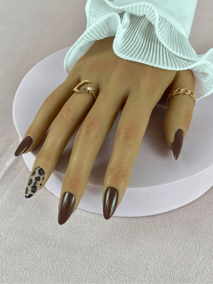 Faux ongles réutilisables, marron chocolat et longs, avec un motif leopard pour une manucure d'automne et chic.