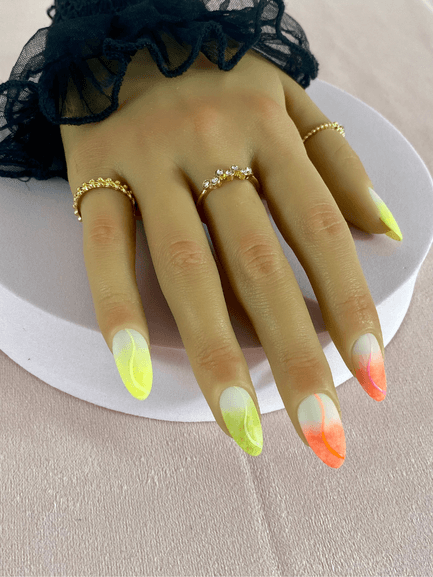 Faux ongles réutilisables, nude et de plusieurs couleurs dégradés jaune, rose, orange et vert et des lignes de couleurs correspondant au dégradé, forme amande, finition mat.