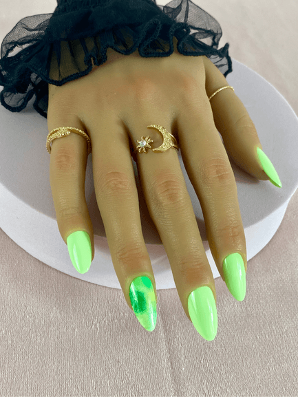 Ensemble de faux ongles réutilisables avec des dégradés vert et de couleur vert pomme, en forme d'amande.