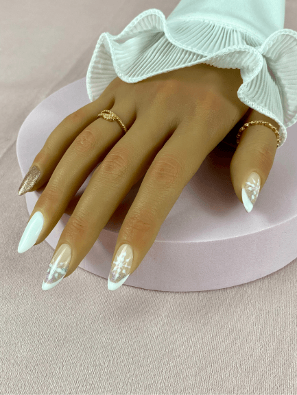 Faux ongles réutilisables, couleur nude, nail art de Noël, en forme d'amande, avec un fini brillant pour un look sophistiqué et festif.