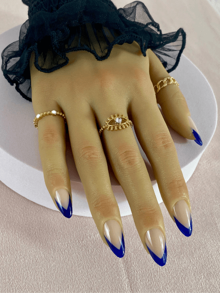 Faux ongles réutilisables, nude, en forme amande, avec une French manucure bleu électrique.