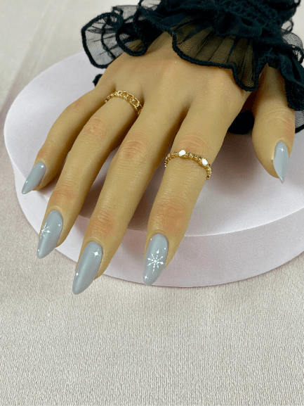 Kit de faux ongles réutilisables gris mat, incluant des motifs flocons de neiges et des étoiles, parfait pour accompagner vos tenues de Noël.