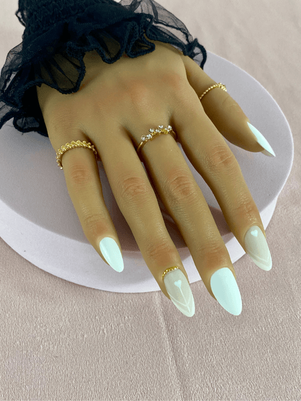 Faux ongles réutilisables, blanc et nude, avec French manucure, lignes, coeur blanc et strass or, de forme amande.