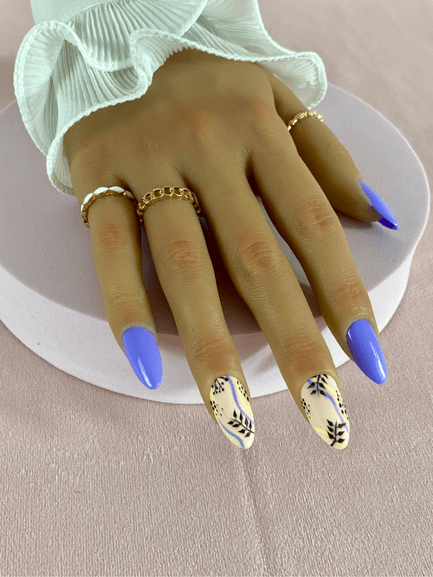 Ensemble de faux ongles réutilisables, de couleur violet, avec deux nail art aux motifs floraux, points et lignes, en forme d'amande, finition brillante et mat sur les nail art.