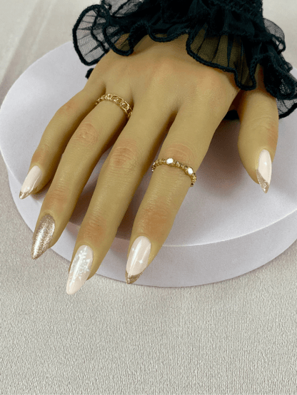 Faux ongles réutilisables, couleur nude et dorée, en forme d'amande, avec un fini brillant, un look sophistiqué parfait pour des ongles de Noël.