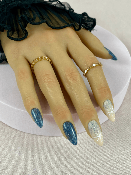 Ensemble de faux ongles réutilisables avec des dégradés bleus et flocons de neige, en forme de amande, pour un style festif.