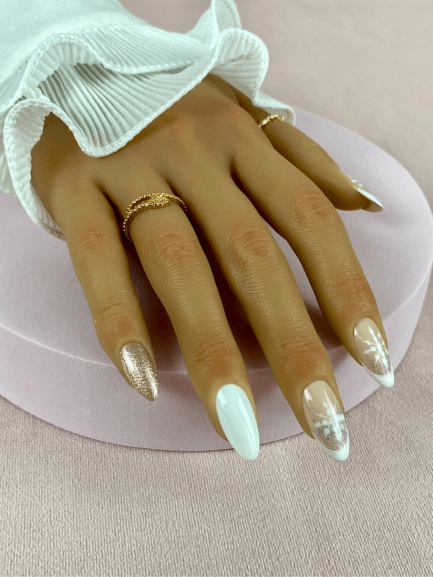 Faux ongles réutilisables, couleur nude, en forme d'amande, avec un fini brillant pour un look sophistiqué et festif.