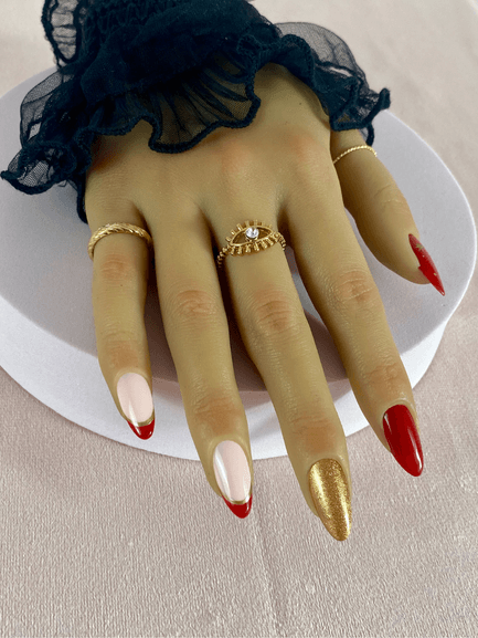 Kit de faux ongles réutilisables avec des designs variés, incluant une French manucure rouge et or, des étoiles or et un doigt or brillant.