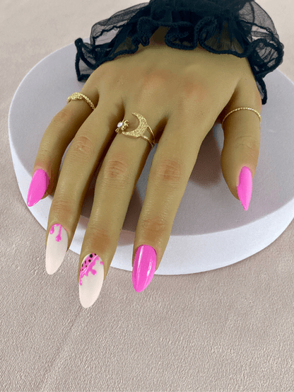 Faux ongles réutilisables à coller avec des adhésifs, rose fluo et nude, avec un nail art pastèque et goutte rose fluo, en forme d'amande, finition brillante et mat sur les nail art.