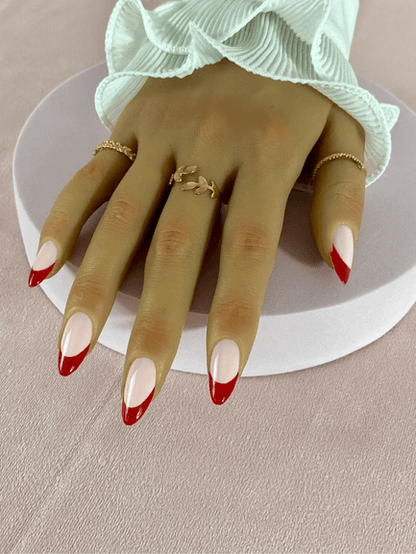 Ensemble de faux ongles réutilisables à coller à l'aide d'adhésifs, de couleur nude avec French manucure rouge, finition brillante et forme amande.