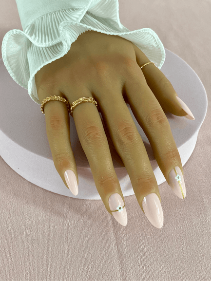 Ensemble de faux ongles réutilisables avec lignes or et fleurs blanches, en forme amande, pour un style discret lors d'un mariage