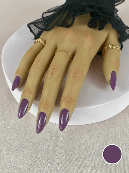 Kit de faux ongles réutilisables sans colle avec une couleur violet prune, de forme amande, pour une manucure express et élégante.