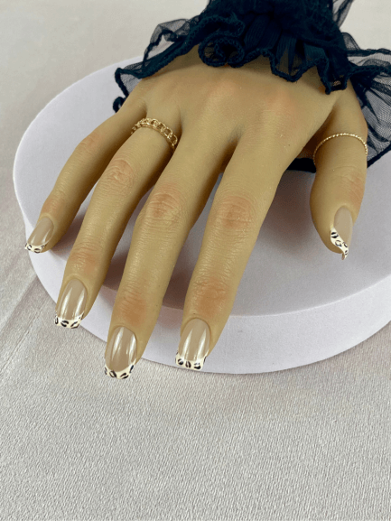 Kit de faux ongles réutilisables avec des designs variés, incluant des motifs en French manucure léopard et des paillettes, pour un style élégant et tendance pour cet automne.