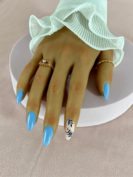 Ensemble de faux ongles réutilisables à coller, de couleur bleu clair, avec un nail art aux motifs floraux et des formes abstraites