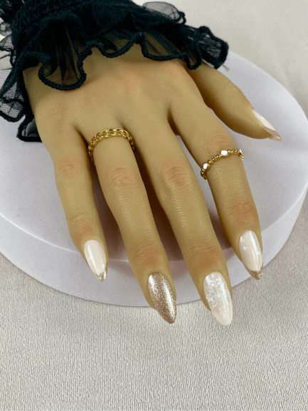 Faux ongles réutilisables, couleur nude et dorée, en forme d'amande, avec un fini brillant pour un look sophistiqué parfait pour des ongles de Noël.