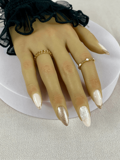 Faux ongles réutilisables, couleur nude et dorée, en forme d'amande, avec un fini brillant pour un look sophistiqué parfait pour des ongles de Noël.