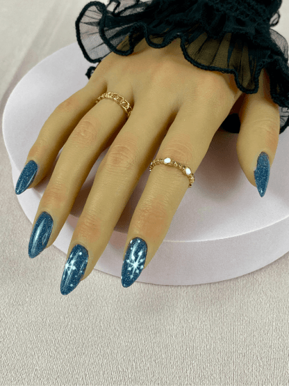 Ensemble de faux ongles réutilisables bleus pailletés, en forme amande, nailart de noel pour un style moderne et festif.