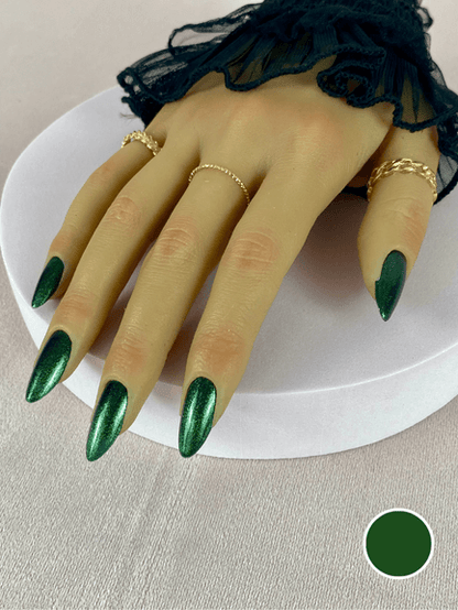 Ensemble de faux ongles réutilisables avec une couleur vert sapin et pailleté en forme amande, pour un style moderne et glamour, idéal pour les fêtes de fin d'année.