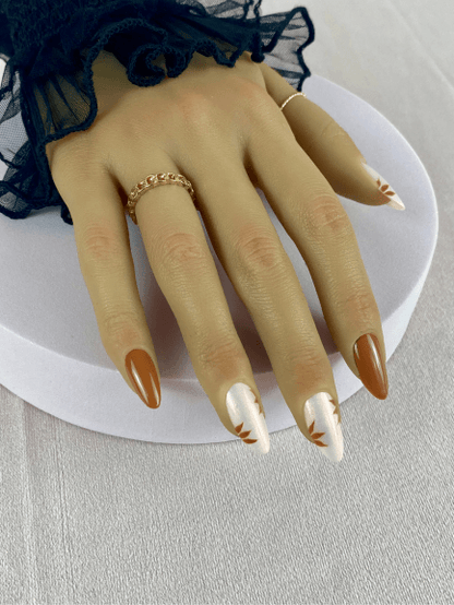 Ensemble de faux ongles réutilisables avec des feuilles couleur caramel et effet chrome rose, en forme de amande, pour un style moderne et glamour.