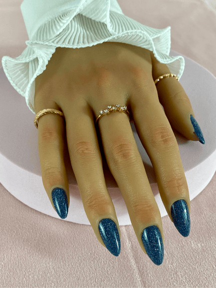 Faux ongles réutilisables, couleur bleu foncé à paillette, en forme amande et finition brillante.