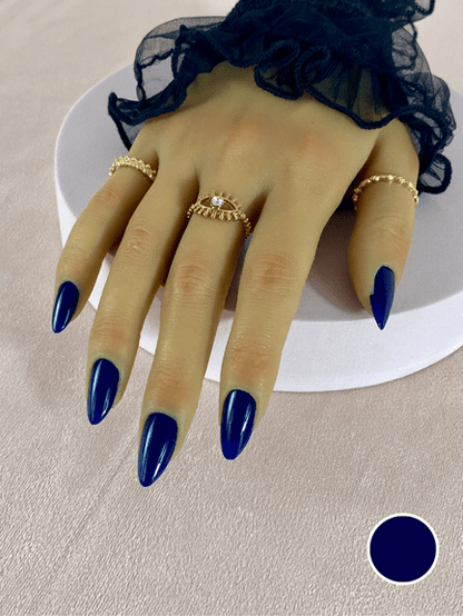 Kit de faux ongles réutilisables à coller à l'aide d'adhésif avec une couleurs bleu électrique de forme amande.