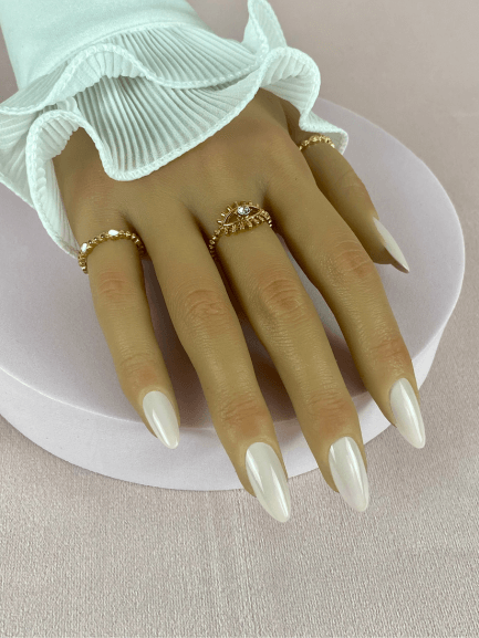 Faux ongles réutilisables, nude taupe et longs, avec une finition brillante, pour une manucure naturelle et discrète.