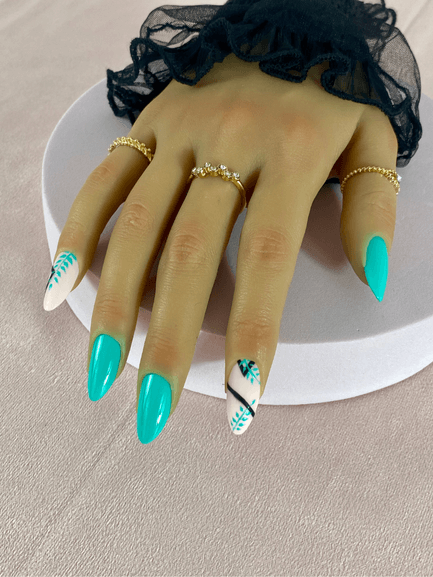 Faux ongles réutilisables à coller à l'adhésifs, bleu turquoise, avec deux nail art aux motifs floraux bleu turquoise et lignes noires, finition brillante et mat sur les nail art.