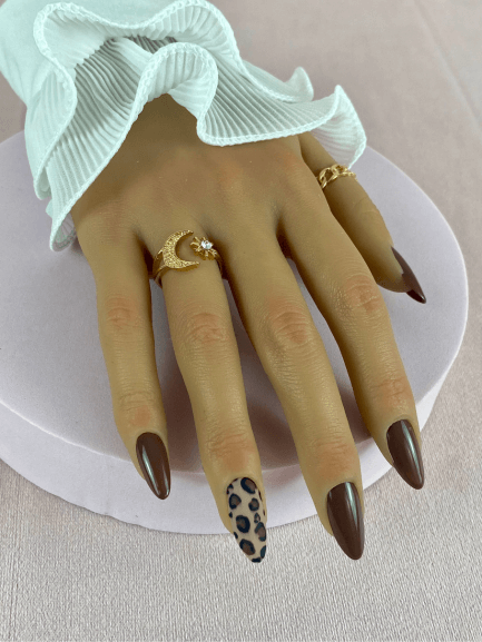 Faux ongles réutilisables, marron chocolat et longs, avec un motif leopard pour une manucure audacieuse et chic.