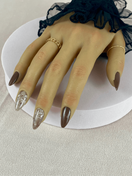 Faux ongles réutilisables, marron et longs, avec un effet marbre marron et blanc pour une manucure audacieuse et chic pour cet automne.