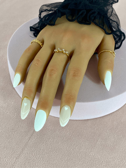 Faux ongles réutilisables coller avec adhésifs, blanc et nude, avec French manucure, lignes, coeur blanc et strass or, de forme amande.