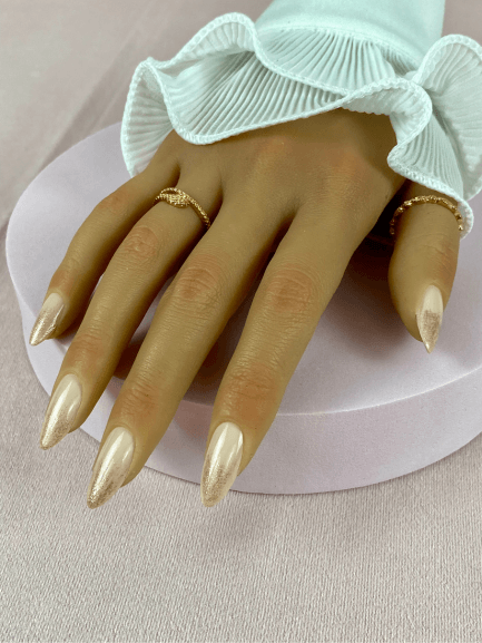 Faux ongles réutilisables, couleur nude et dégradé doré, en forme d'amande, avec un fini brillant pour un look de fêtes de fin d'année.