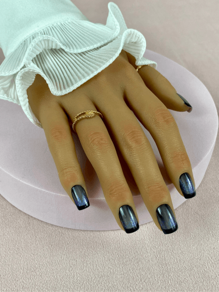 Ensemble de faux ongles réutilisables avec des dégradés bleus et argentés, en forme de carré court, pour un style moderne et festif.