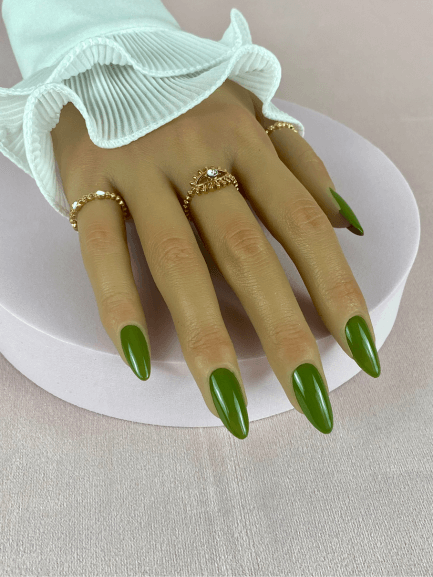 Faux ongles réutilisables, couleur vert olive, en forme d'amande, avec un fini brillant pour un look sophistiqué et tendance.